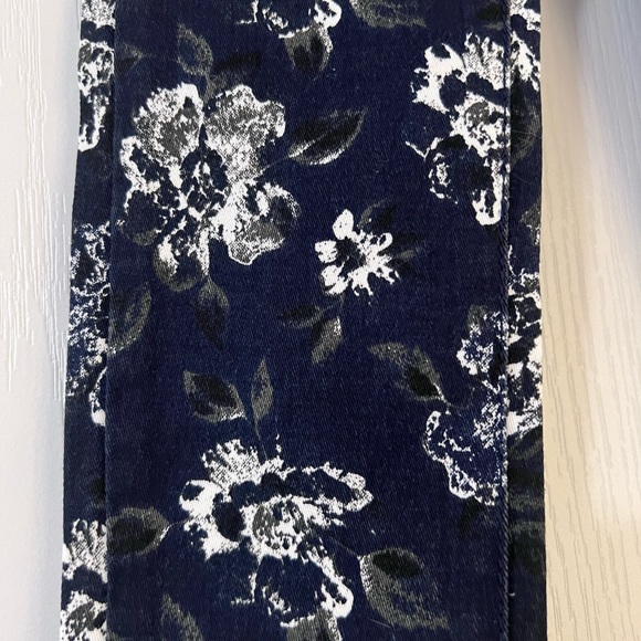 7 for all mankind pants. Button & zipper fly. Pockets. just the pants. 3T - Picture 2 of 8